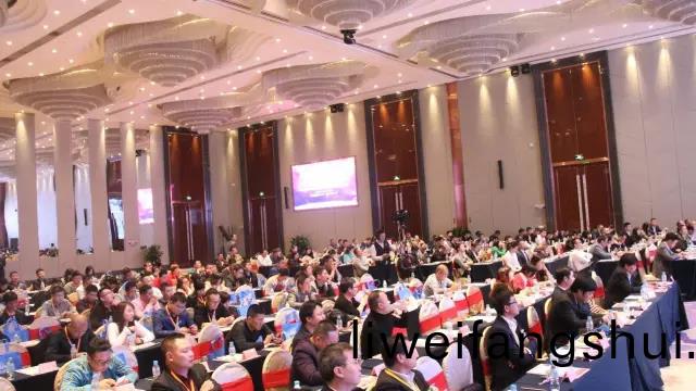 第(di)十六(liu)屆中(zhong)國(guo)燈(deng)都(dou)産業高(gao)峯論(lun)罎在(zai)中山古(gu)鎮擧(ju)行